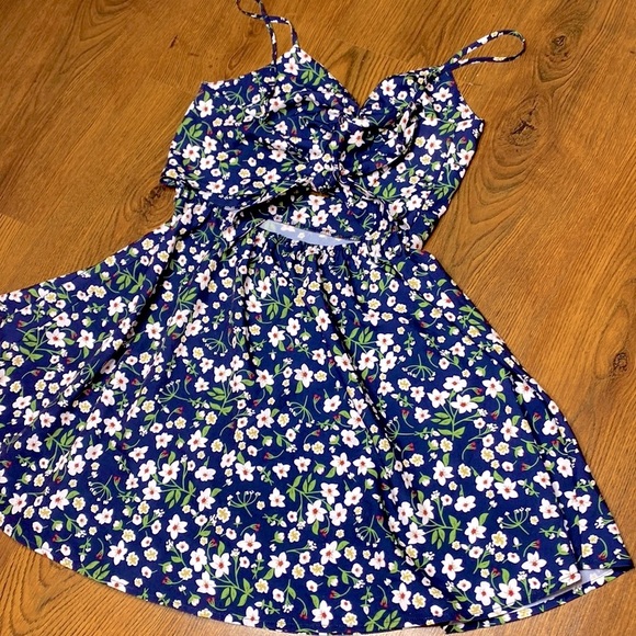 🌹 Floral Navy Blue Cutout Sundress 🌹 - Picture 12 of 13